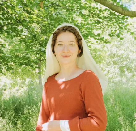 Frau in mittelalterlichem Kleid