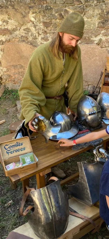 Mann präsentiert Helme