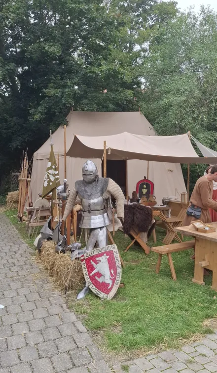 Ritterrüstung und Stände