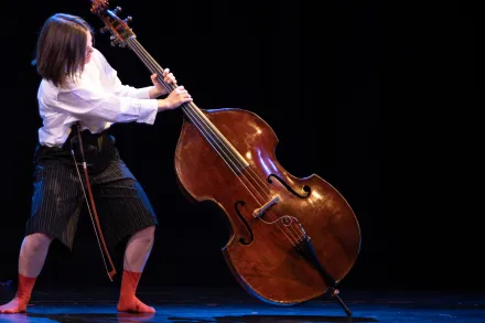 Person, die Kontrabass in den Händen hält