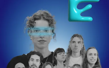 Schwarz-weiße Portraitfotos junger Menschen auf blauem Hintergrund