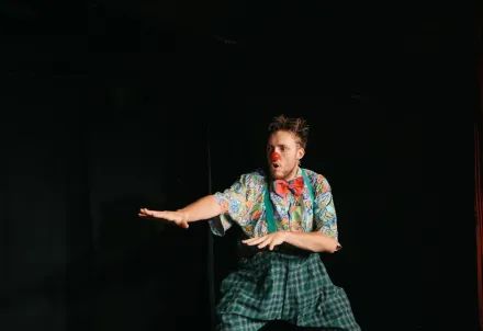 Ein Clown in Bewegung – verspielt, lebendig und voller Ausdruck.
