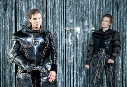 Stärke und Nachdenklichkeit im Schein der Rüstung – ein Moment innerer Spannung. © Bettina Frenzel