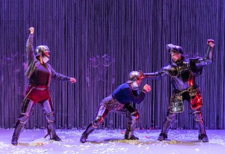 Kraftvoll, verspielt und kämpferisch – ein moderner Rittermoment auf der Bühne.