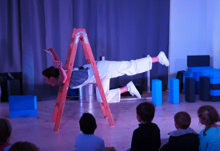 Kreatives Spiel mit Schwerkraft und Balance – Theater voller Leichtigkeit.
