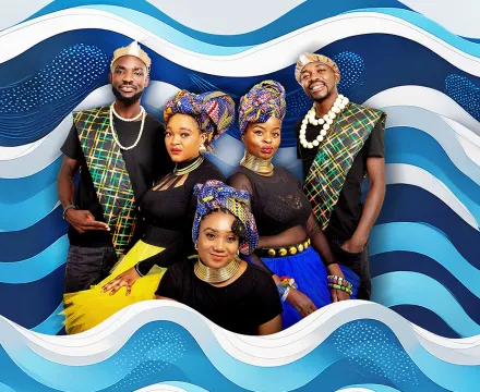 Die fünf Musiker der Band Matojeni-Melo-Maniacs – zwei Männer und drei Frauen, gekleidet in der nationalen Ndebele-Tradition – stehen im Wasser. Das Wasser ist grafisch umgesetzt und lehnt sich an die Ndebele-Malereien an.