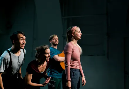 Vier Schauspieler:innen stehen in einer intensiven Theaterszene auf der Bühne.